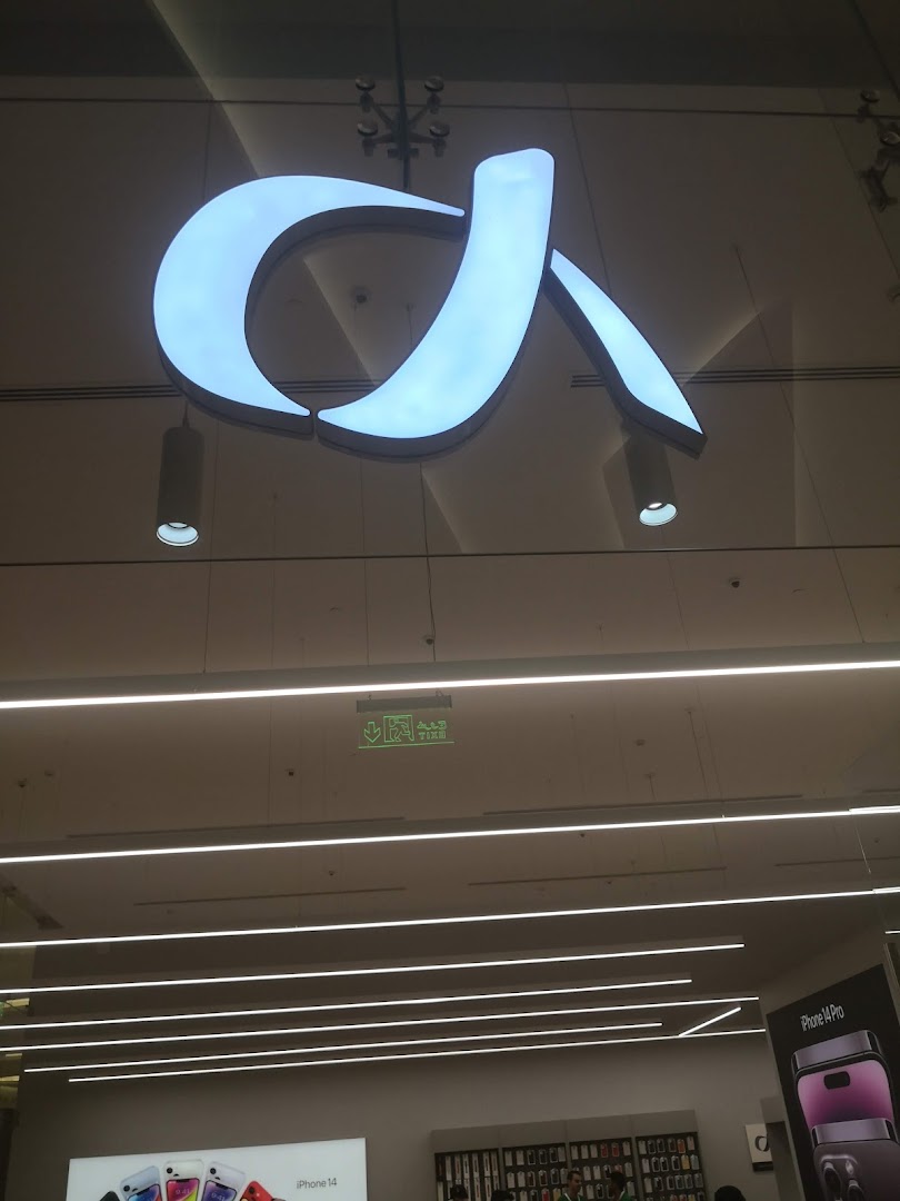 The illuminated logo of Aleph, an Apple Premium Partner, is displayed above the shop entrance.