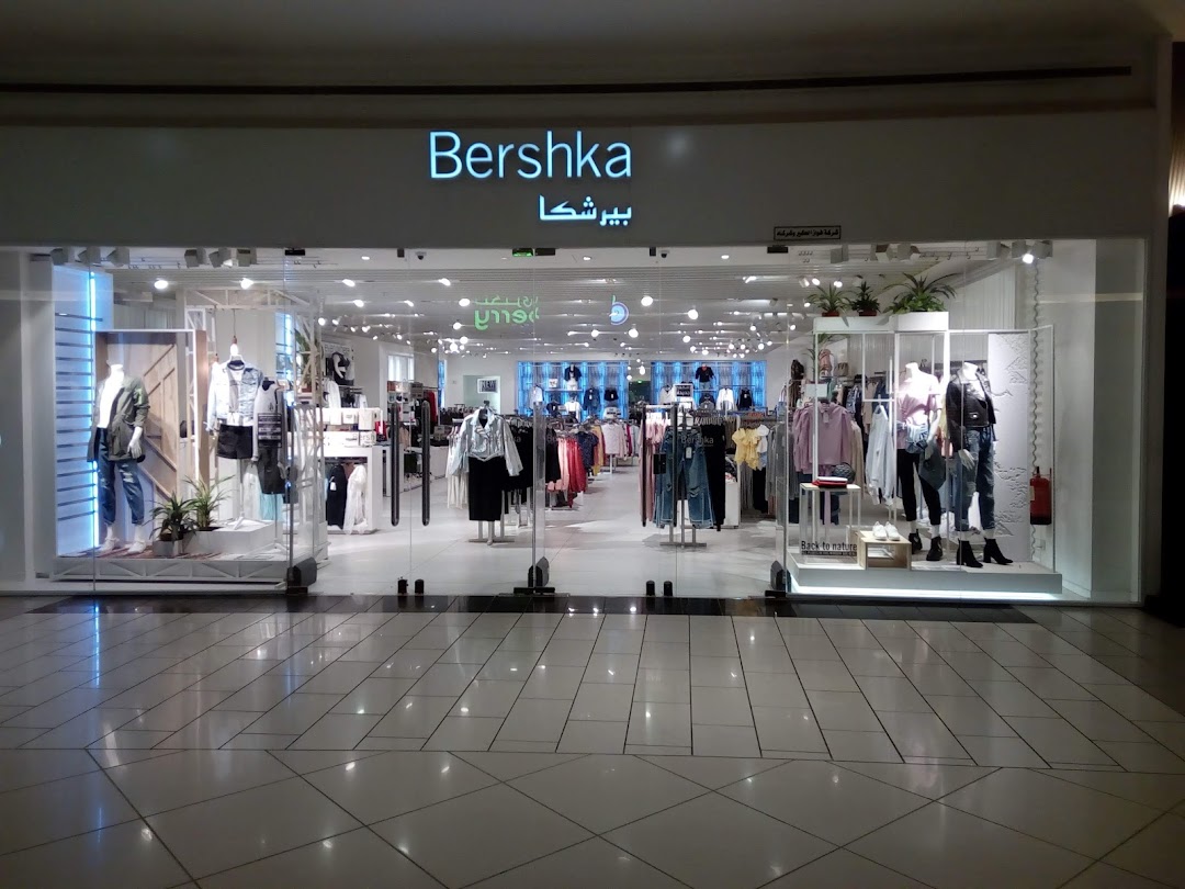 The entrance of a Bershka clothing store showcasing mannequins with stylish outfits.