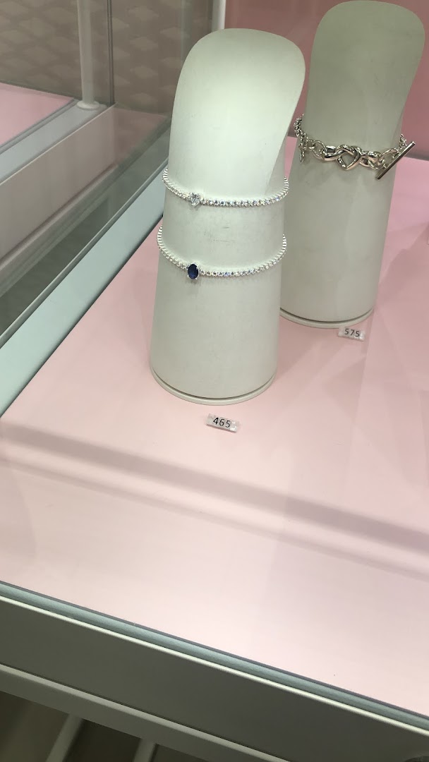 Pandora shop display featuring elegant bracelets with gemstones and heart-shaped charms.