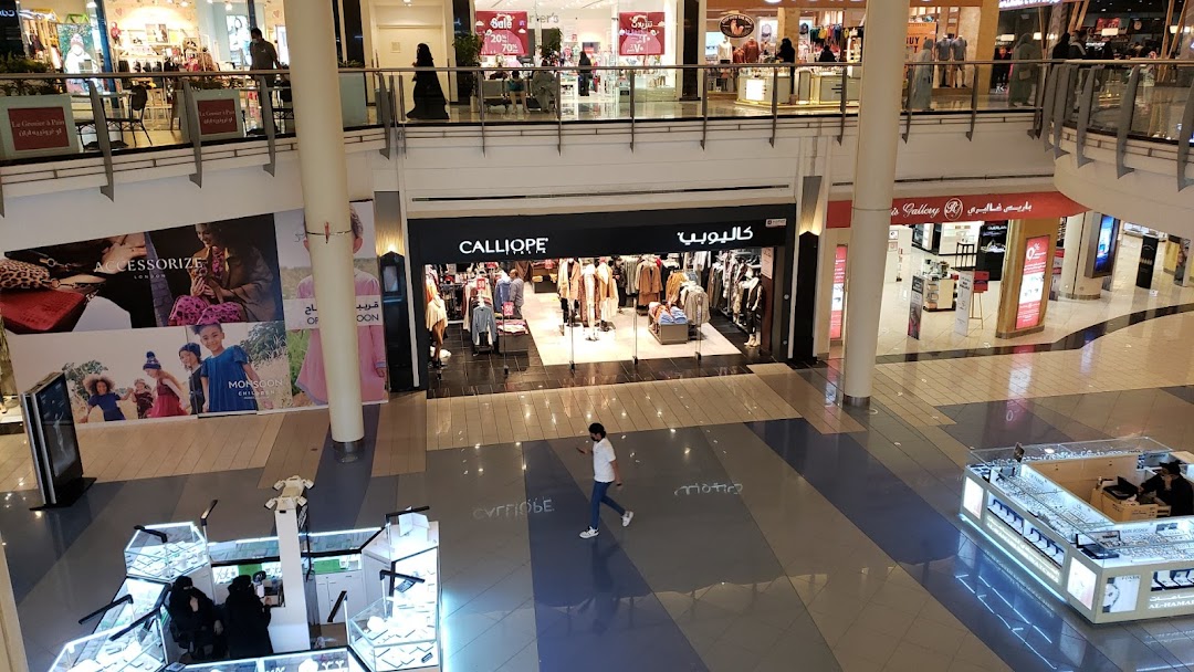 The Calliope fashion store is visible on the upper level of a shopping mall, showcasing clothing displays.