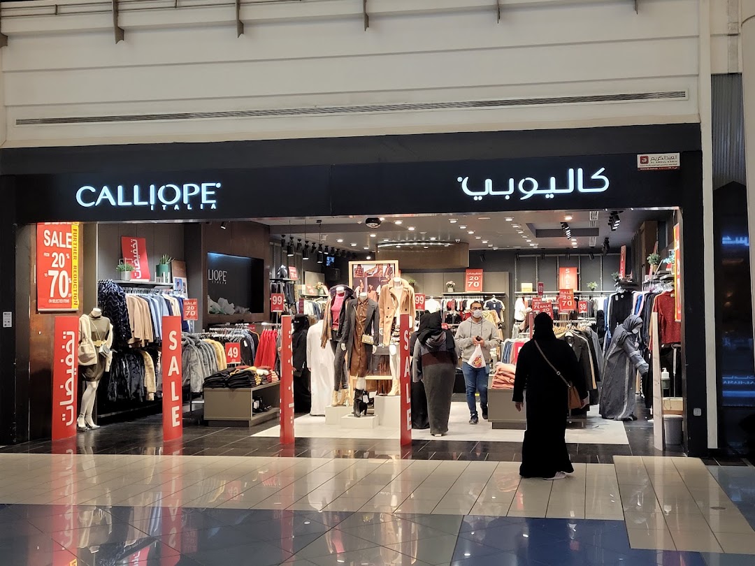 The Calliope Italia store entrance with mannequins and clothing displays, featuring sale signs.