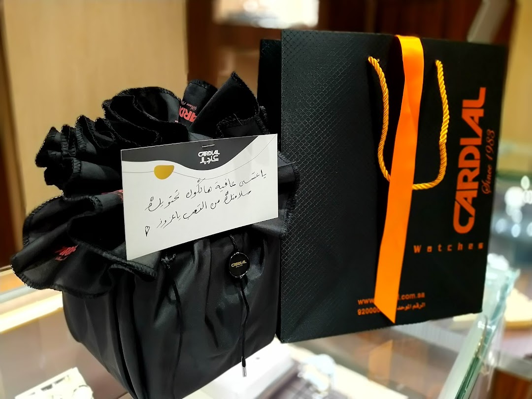 A gift-wrapped item with a Cardial branded shopping bag and a handwritten note.