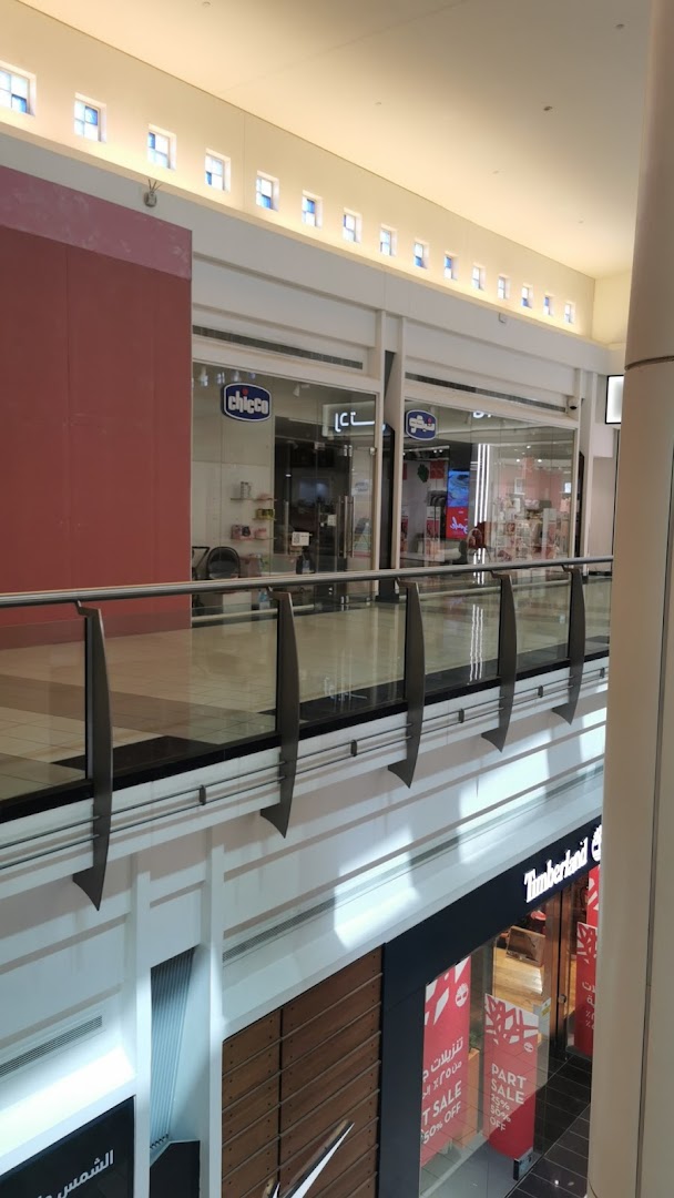 The Chicco store entrance is visible in a modern shopping mall interior.