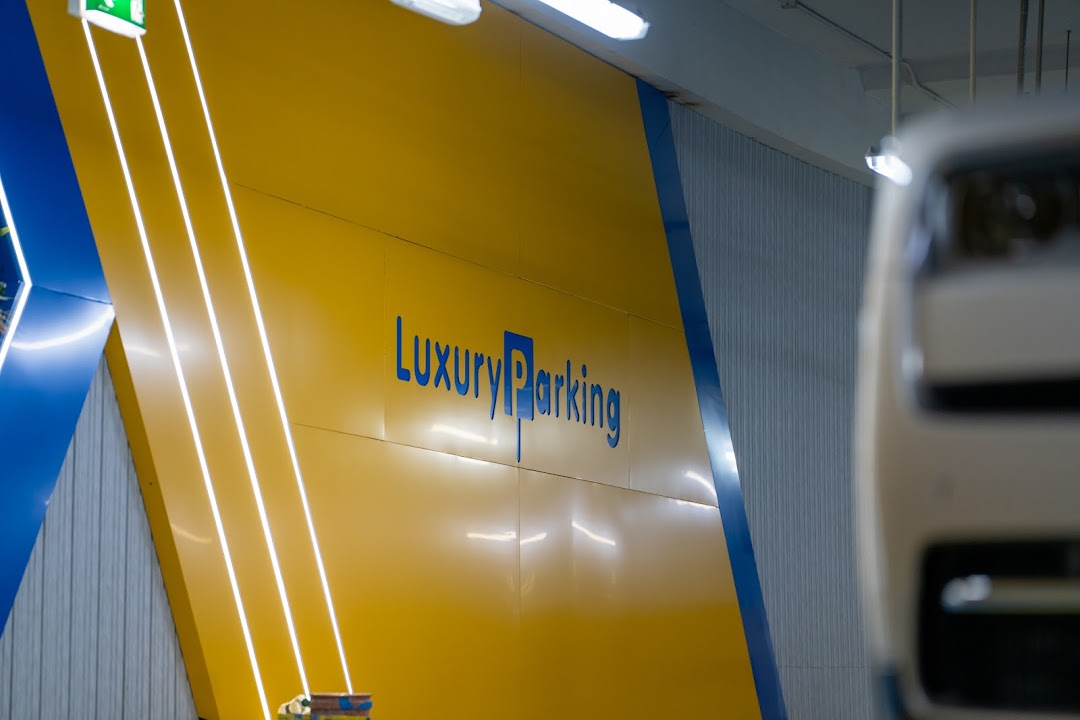 The 'Luxury Parking Granada' sign is displayed prominently on a yellow wall with blue accents and lighting.