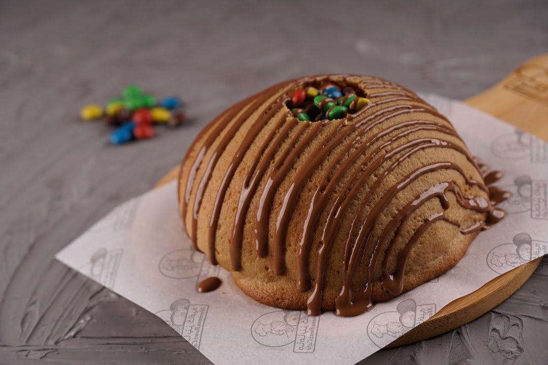 A delicious MammaBunz Cafe dessert with chocolate drizzle and M&Ms.