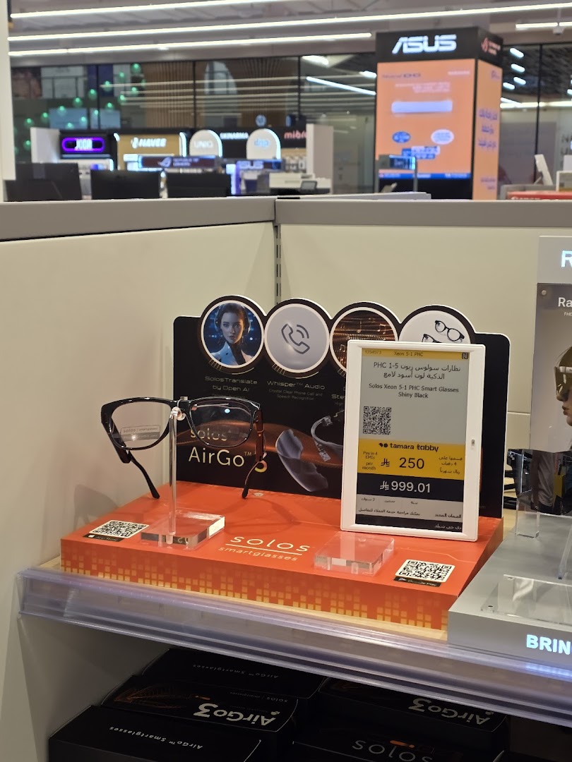 Display of Solos AirGo3 smart glasses with product information and pricing.