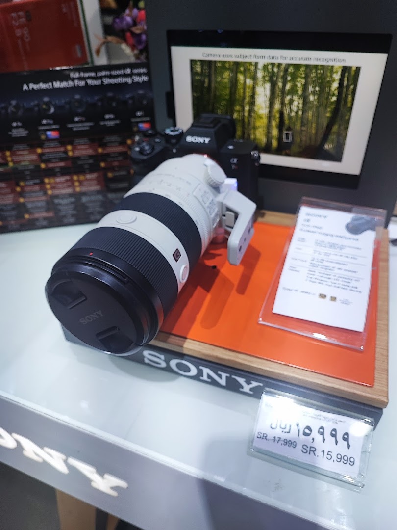 A Sony camera with a large lens is displayed with product information and pricing.