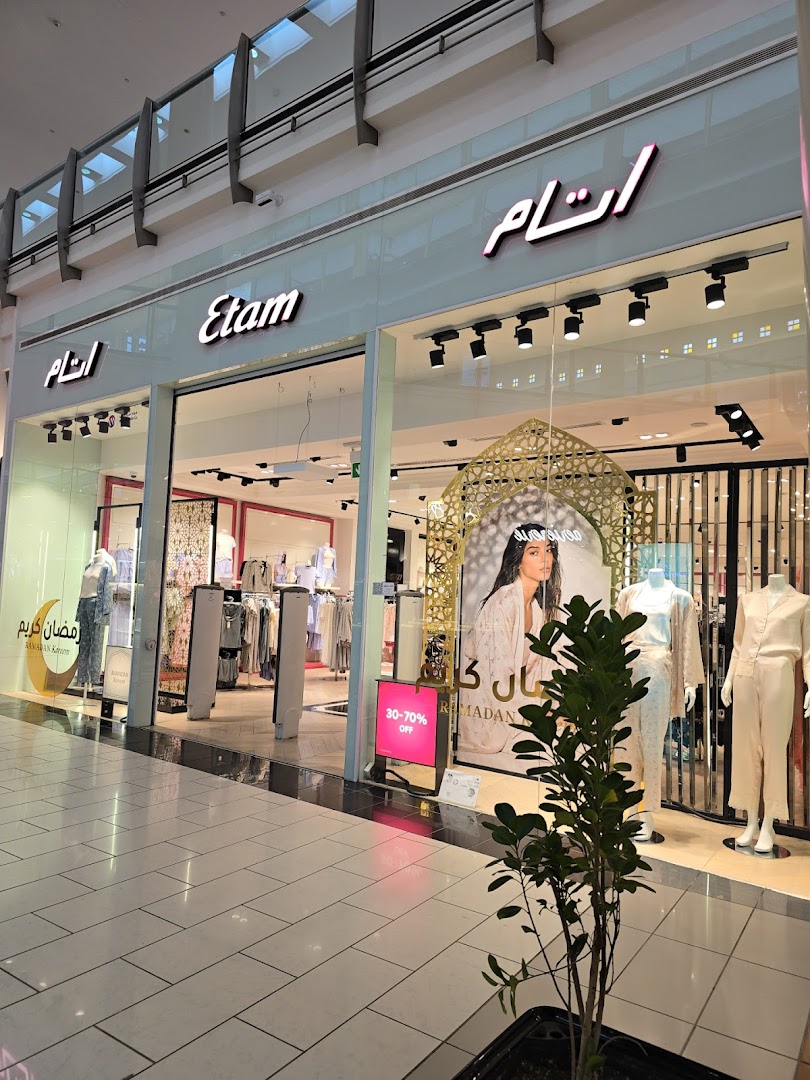 The Etam shop front displays mannequins in stylish outfits and a Ramadan sale sign.