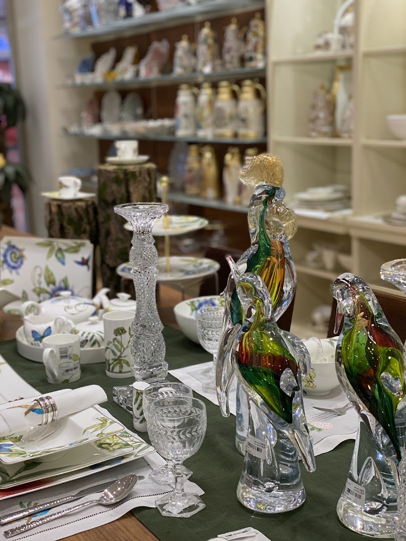 A beautifully set table with Villeroy & Boch tableware and decorative glass birds.