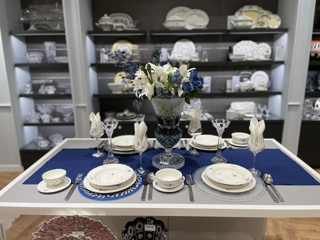 A beautifully set dining table with Villeroy & Boch tableware and floral arrangements.