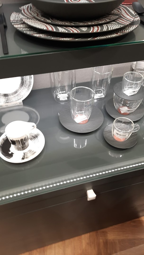 A display of Villeroy & Boch tableware, including plates, cups, and glasses.