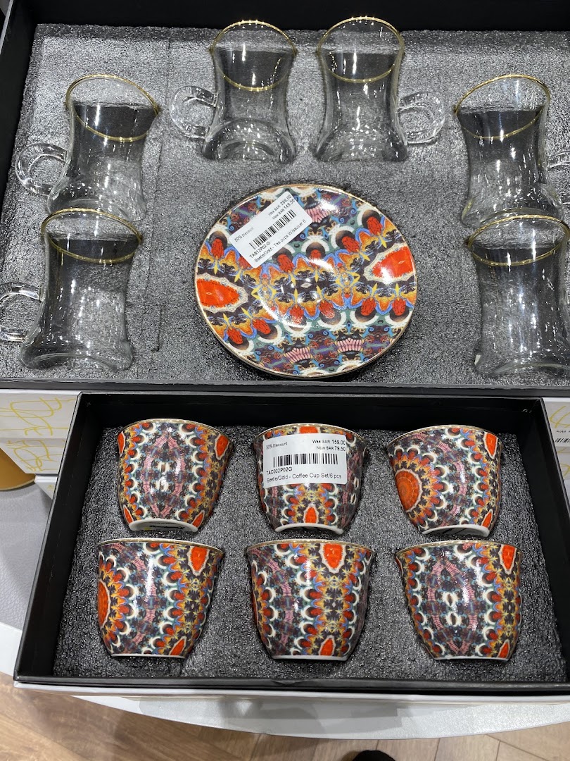 A set of Villeroy & Boch tea and coffee cups with intricate designs.