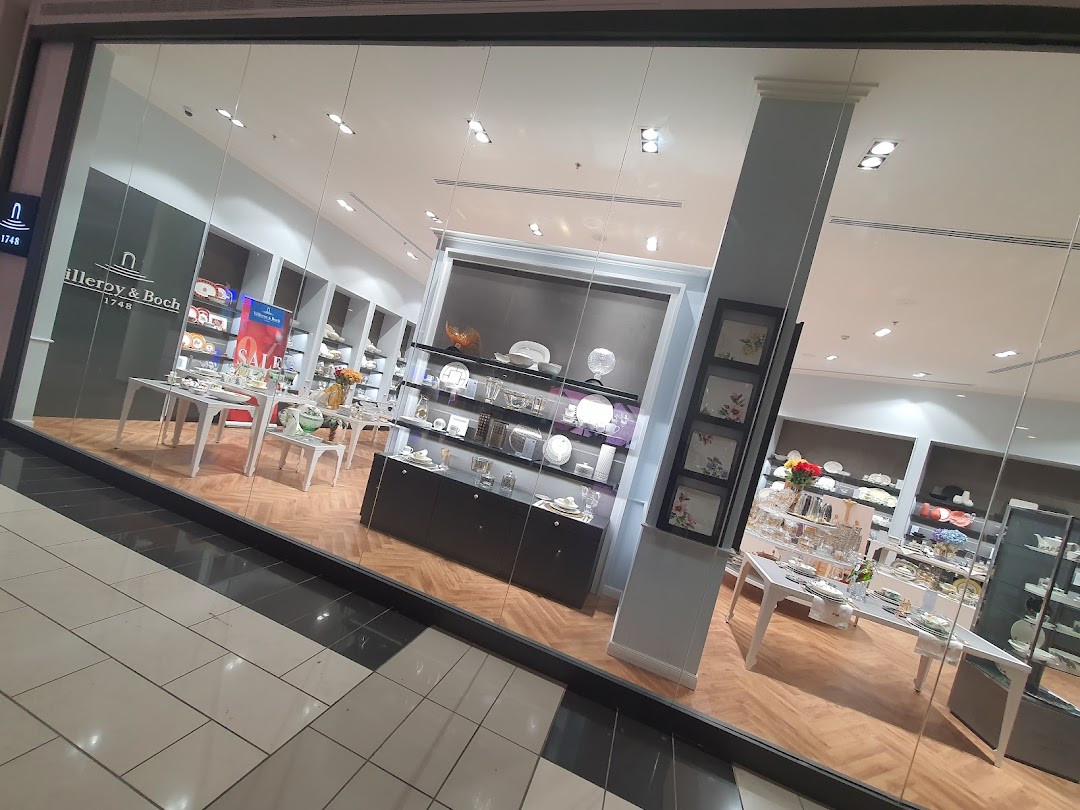 The Villeroy & Boch store front displays elegant tableware and home decor items.