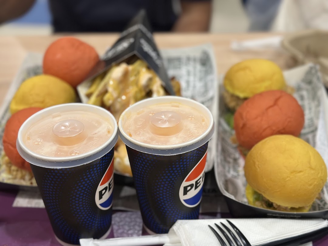 Colorful sliders and drinks served at WHATASLIDER.